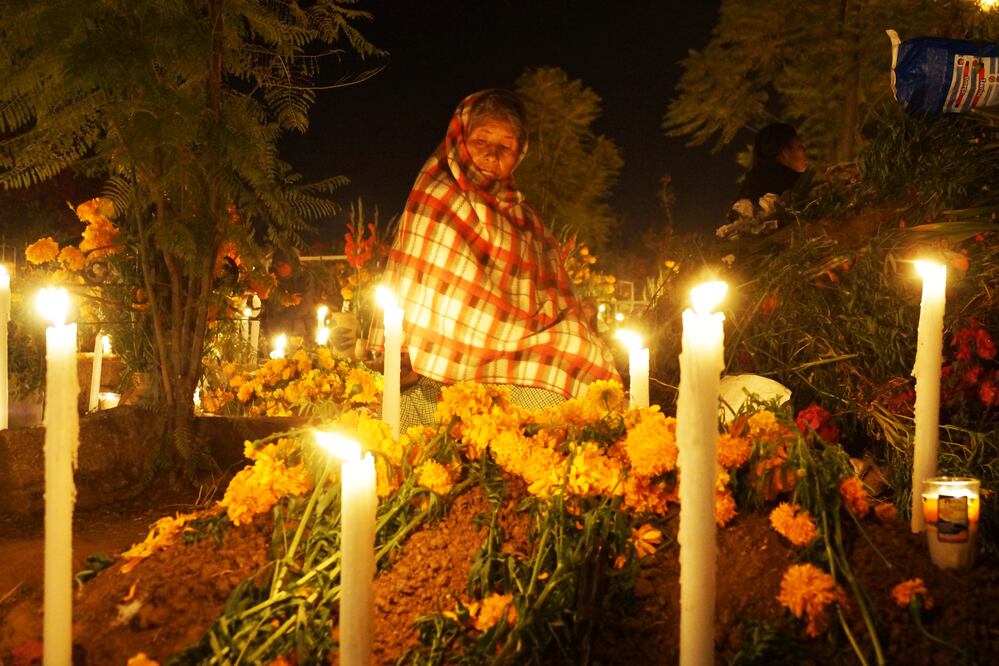 El 1 de noviembre se tiene la creencia de que llegan a la tierra los difuntos adultos, por lo que les llevan alimentos (ESPECIAL)