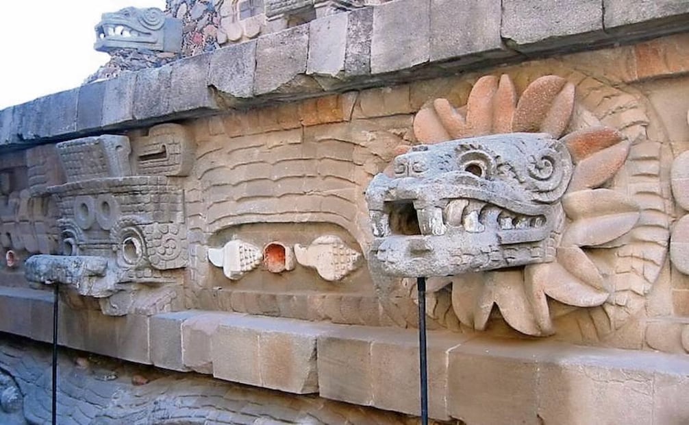 También dijo que fue testigo de cómo, año con año, las cabezas de serpiente en Teotihuacán se caían a pedazos; y lamentó que cuando pase el Mundial, el apoyo a ese proyecto no se mantendrá. Foto: INAH y Archivo EL UNIVERSAL