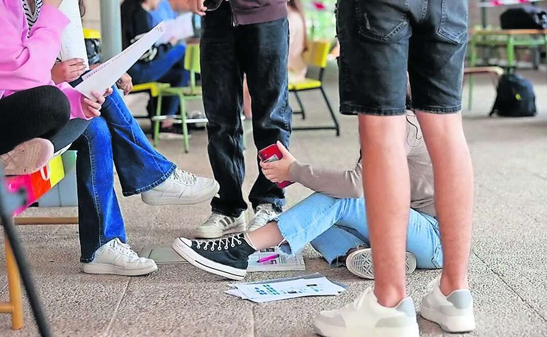 Una chica con un teléfono móvil. La hiperconectividad ha colonizado la cotidianeidad de la niñez sin que las instituciones, las familias o los marcos normativos hayan sido capaces de ofrecer un contrapeso emocional, educativo o sanitario, coinciden expertos (27/04/2025). Foto: MANUEL BRUQUE. EFE