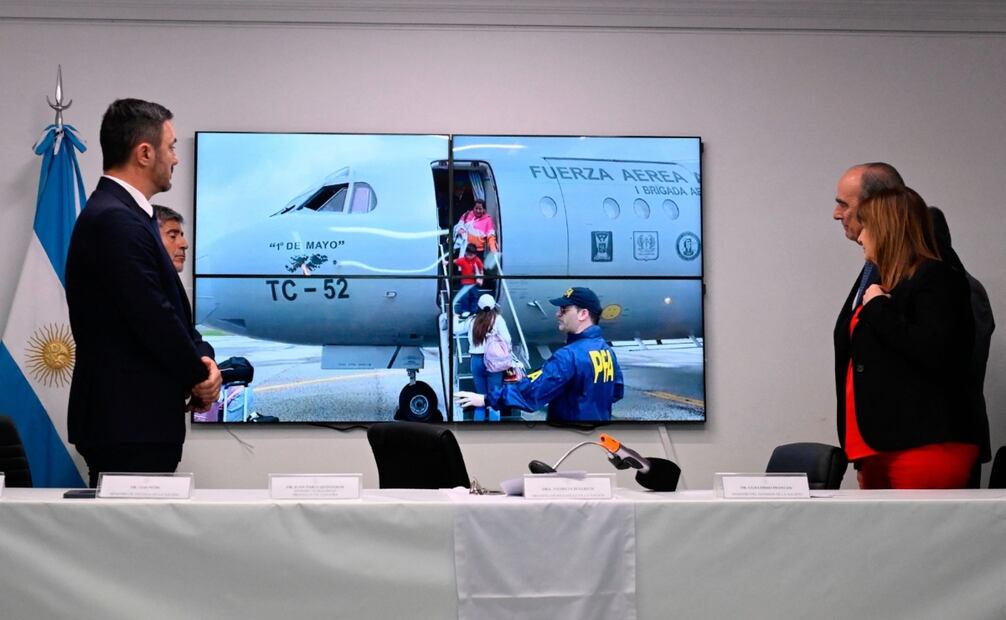 La ministra de Seguridad argentina, Patricia Bullrich (derecha), mira un video sobre la deportación de familiares del líder de la banda Los Choneros, José Adolfo Macías, alias "Fito", durante una conferencia de prensa en el Ministerio de Seguridad en Buenos Aires el 19 de enero. 2024. Bullrich anunció que la esposa y los hijos del líder de la poderosa banda de Los Choneros, José Adolfo Macías, alias "Fito", quien recientemente se fugó de una prisión en Guayaquil, fueron capturados en el centro de Argentina y deportados a Ecuador. Foto: AFP