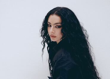 Charli XCX modela en sensual campaña de la marca de Kim Kardashian