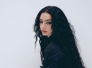 Charli XCX modela en sensual campaña de la marca de Kim Kardashian