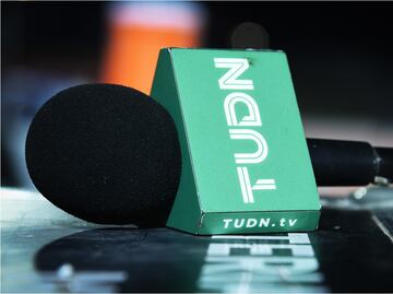 Comentaristas de Televisa cumplen sueño a niño; le regalan camiseta de su ídolo