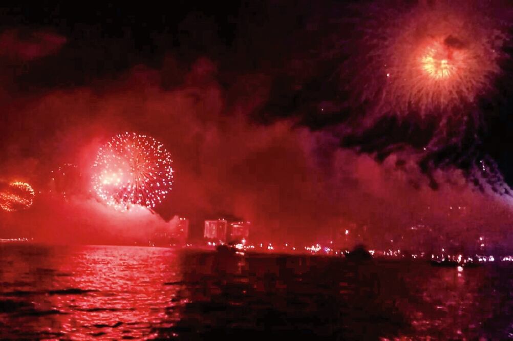 La zona del Triángulo del Sol, en el estado de Guerrero, se engalanó con el espectáculo de fuegos artificiales y la presentación de grupos musicales. (ESPECIAL)