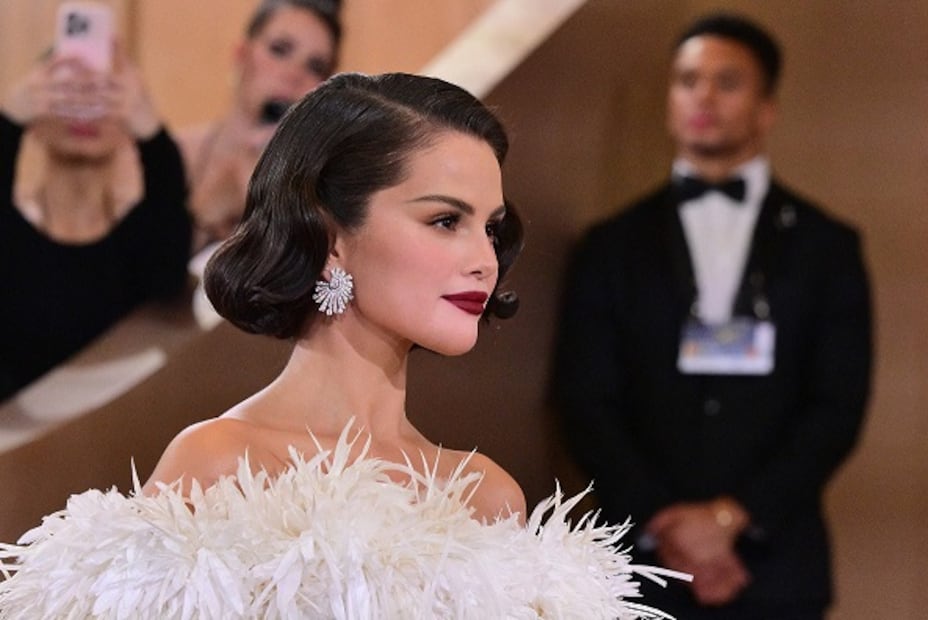 Los labios son el punto focal del maquillaje de Selena Gomez. Foto: AFP