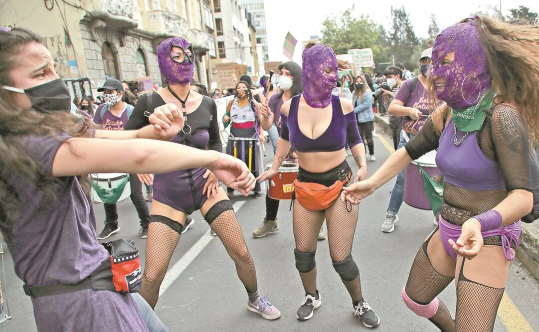 En Quito, Ecuador, colectivos feministas salieron a las calles del centro para manifestarse con un performance previo al Día Internacional de la Mujer. Foto: Dolores Ochoa. AP