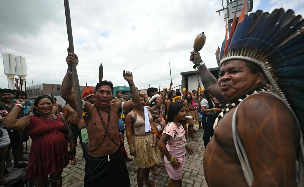 Decenas de manifestantes indígenas, algunos con bebés en brazos, bloquearon pacíficamente el viernes la entrada a la cumbre climática de la ONU en Brasil para exigir una reunión con el presidente Luiz Inácio Lula da Silva y discutir su difícil situación en la Amazonía. Foto: AFP