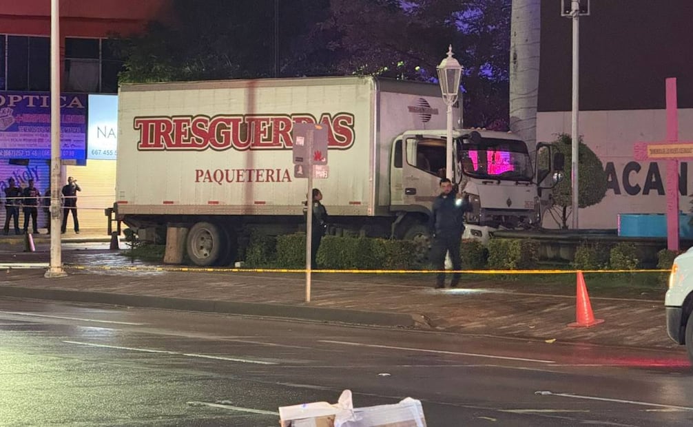 Asesinan a conductor de paquetería en Culiacán; unidad se estrella frente al Palacio Municipal.
Foto: Especial.