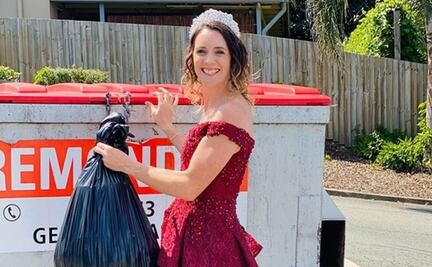 Con vestido de noche y tiara, esta chica sale a tirar la basura y se vuelve viral