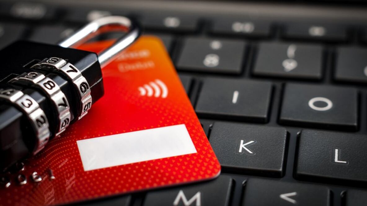 Uno de los fraudes más comunes con nuestras tarjetas de crédito es el robo de datos que permite a los delincuentes pagar en comercios o extraer dinero de nuestra cuenta.