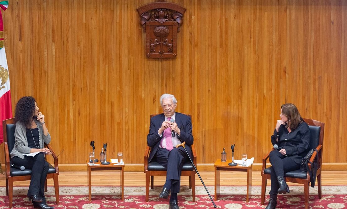 Octava mesa de la IV Bienal de literatura Mario Vargas Llosa: Mario Vargas Llosa conversa con Leila Guerriero y Rosa Beltrán en el 
Paraninfo Enrique Díaz de León de la Universidad de Guadalajara, en Guadalajara, México, Sábado 25 de Septiembre. (© Fundación UdG/ Bernardo De Niz). Foto: Cortesía