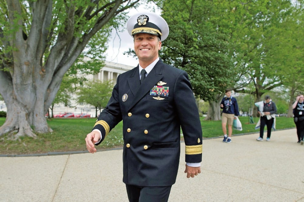 Cuestionado. El almirante Ronny Jackson ha ejercido como médico de la Casa Blanca para tres presidentes de EU (MICHAEL REYNOLDS. EFE)