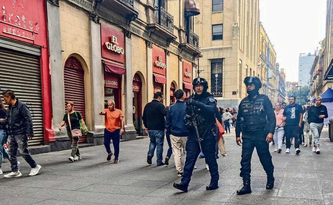 A diferencia de días pasados, esta vez se observaron siete policías en la calle Motolinía. En esta ocasión no hubo presencia de camionetas de la SSC patrullando la zona. Foto: Axel Sánchez / EL UNIVERSAL