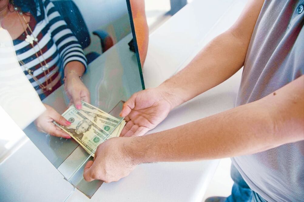 De la cifra histórica de remesas por 28 mil 771 millones de dólares del año pasado, la Caja Popular Mexicana manejó 231 millones 553 mil dólares. (ARCHIVO EL UNIVERSAL)