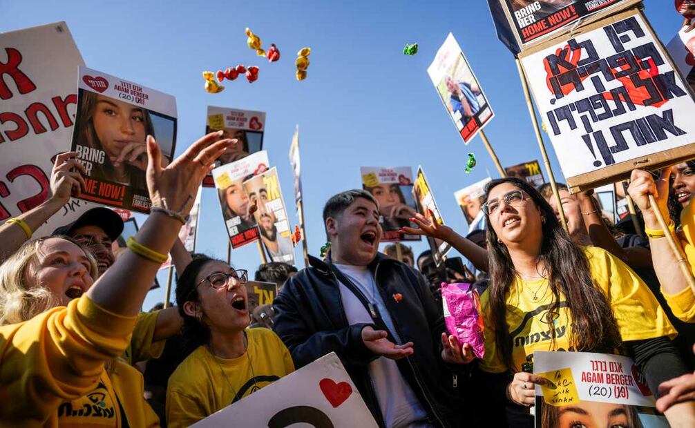 Gente reacciona mientras ve la retransmisión de la liberación de la soldado israelí Agam Berger, una de los ocho rehenes que estaba previsto liberar el jueves como parte del cese el fuego en la Franja de Gaza, en Tel Aviv, Israel, el jueves 30 de enero de 2025. Foto: AP