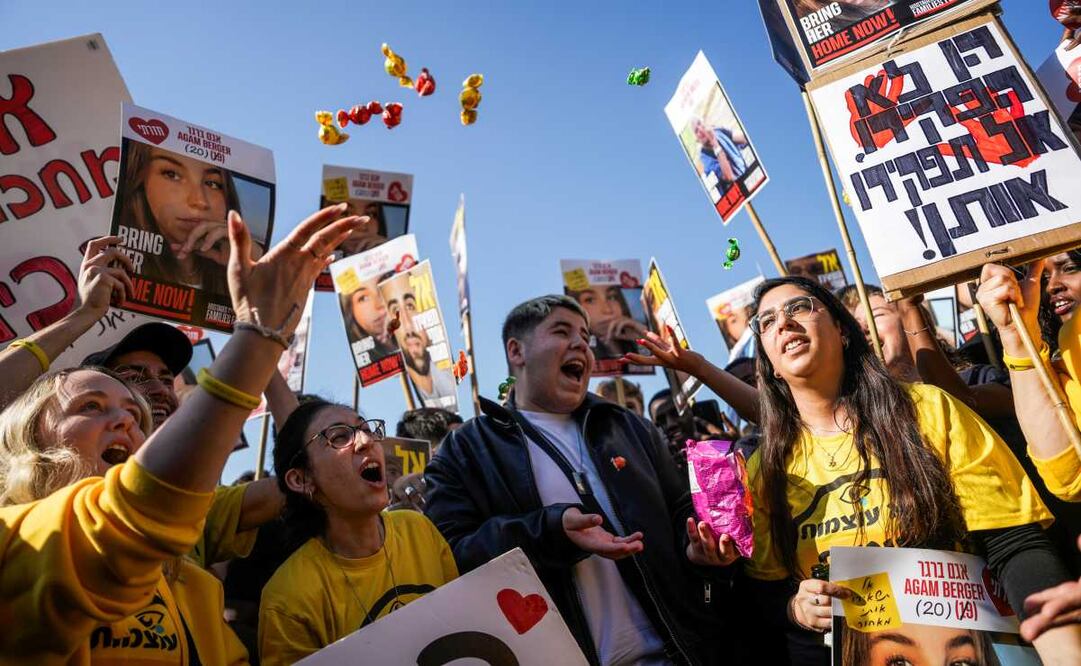Gente reacciona mientras ve la retransmisión de la liberación de la soldado israelí Agam Berger, una de los ocho rehenes que estaba previsto liberar el jueves como parte del cese el fuego en la Franja de Gaza, en Tel Aviv, Israel, el jueves 30 de enero de 2025. Foto: AP