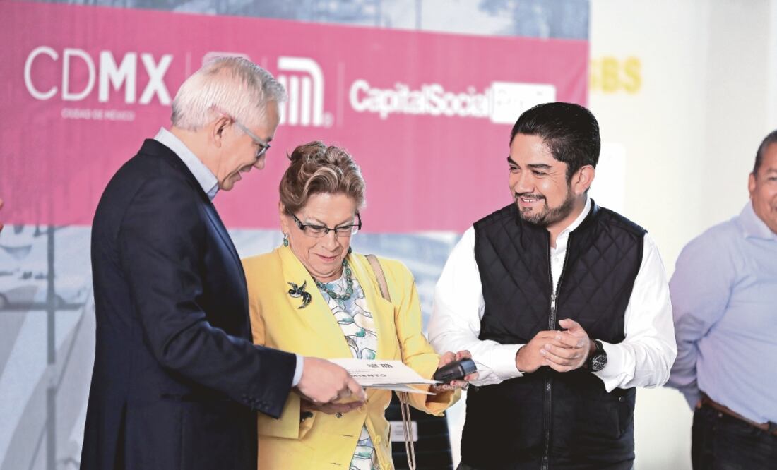 Jorge Gaviño, director del STC, y Édgar Tungüí, titular de la Sobse, entregaro n reconocimientos a ingenieros que han colaboraron en el sistema de transporte (ALEJANDRO ACOSTA. EL UNIVERSAL)