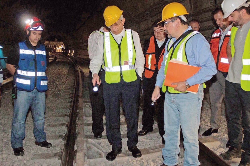 El nuevo titular del STC, Jorge Gaviño, realizó un recorrido a pie para constatar las afectaciones que se encuentran a lo largo de la infraestructura (ESPECIAL)