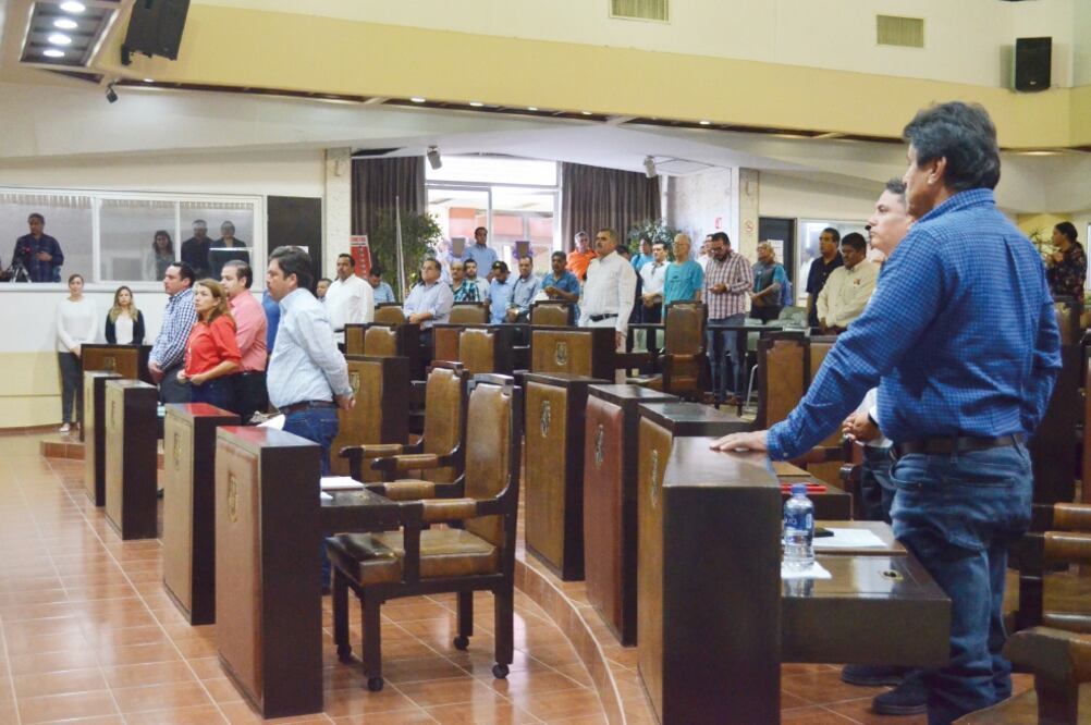 En el Congreso de BCS legisladores guardaron un minuto de silencio por el asesinato del presidente de la CEDH Silvestre de la Toba Camacho. (CORTESÍA)