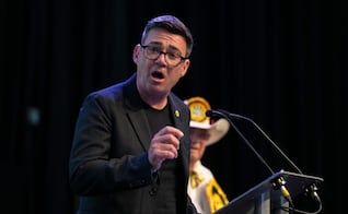 Burnham gana elección clave en Reino Unido; crece presión sobre liderazgo de Starmer