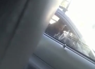 ¡Se busca! Captan a hombre golpeando a niño dentro de un auto en Ciudad Juárez