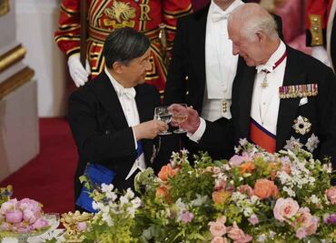 Rey Carlos III ofrece cena al emperador de Japón para celebrar su amistad