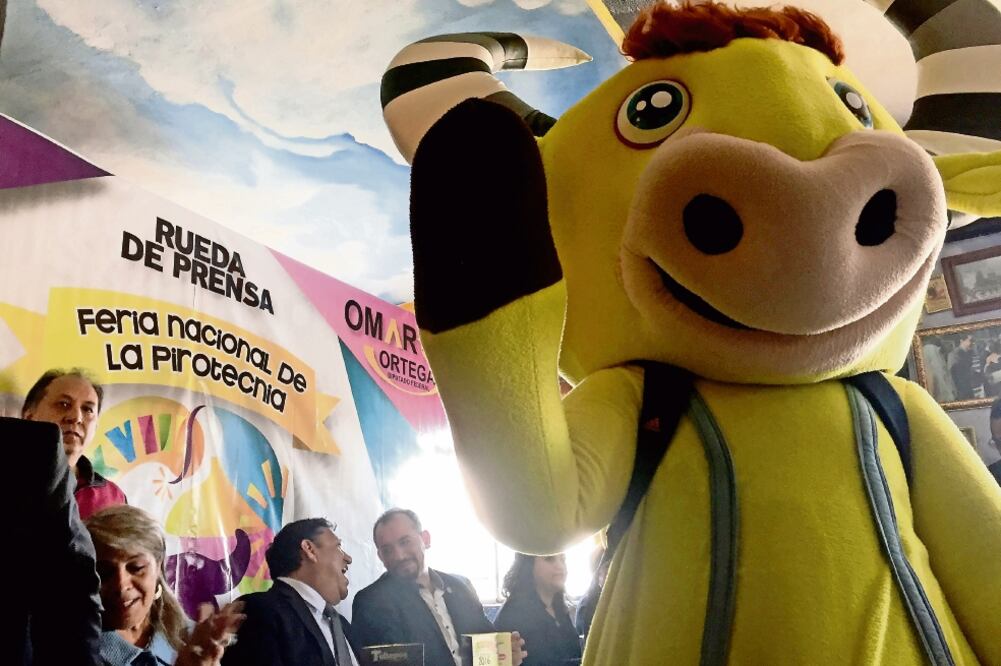 Tultepec celebrará la 28 Feria Nacional de la Pirotecnia del 5 al 12 de marzo. En la imagen se ve a Mechita , una de las mascotas de este evento, saludando (REBECA JIMÉNEZ. EL UNIVERSAL)