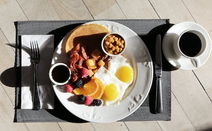 Estos son los alimentos que debes evitar al desayunar