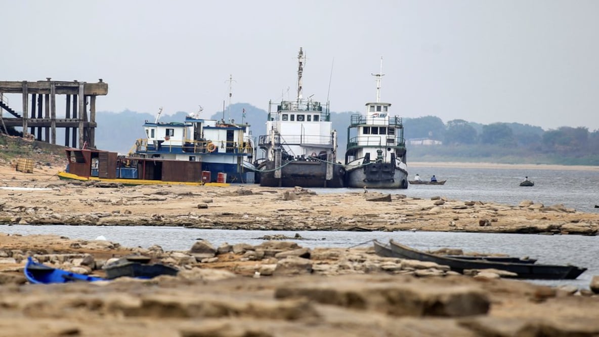 La histórica sequía del río Paraguay que tiene barcos sin poder navegar y amenaza a la economía del país