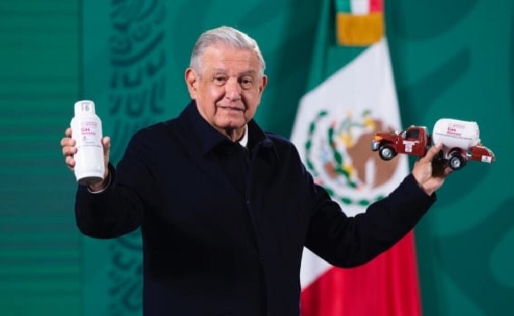 Llegan a Palacio Nacional los muñequitos “Santa AMLO” y “AMLO beisbolista”