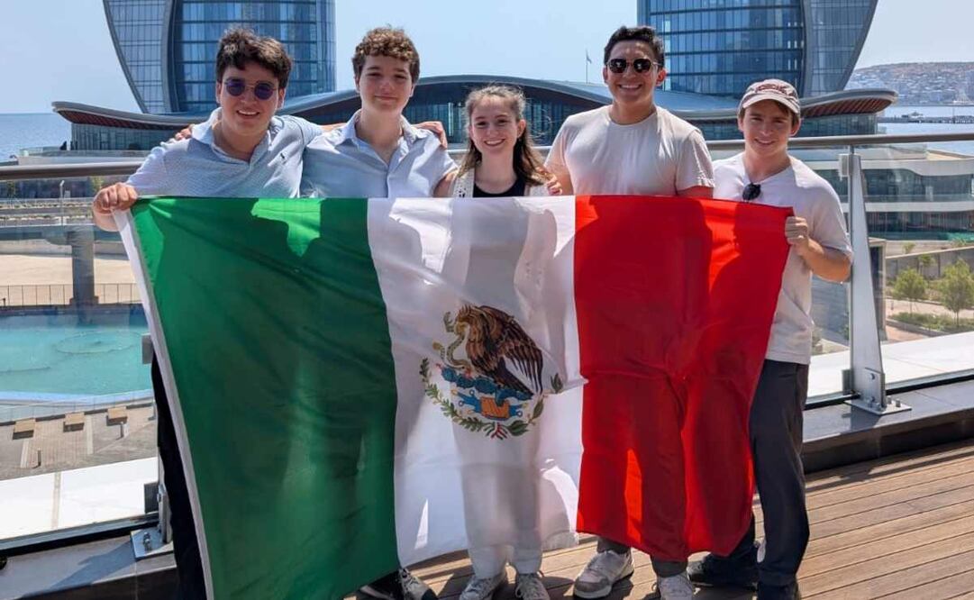Cuatro jóvenes mexicanos ganaron dos medallas de oro y plata en la Olimpiada Internacional de Economía 2025. Foto: Especial