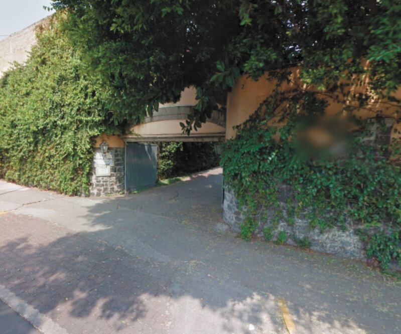 Los ladrones llegaron vestidos con uniformes del restaurante y amagaron a los guardias y empleados. Foto/CAPTURA DE PANTALLA