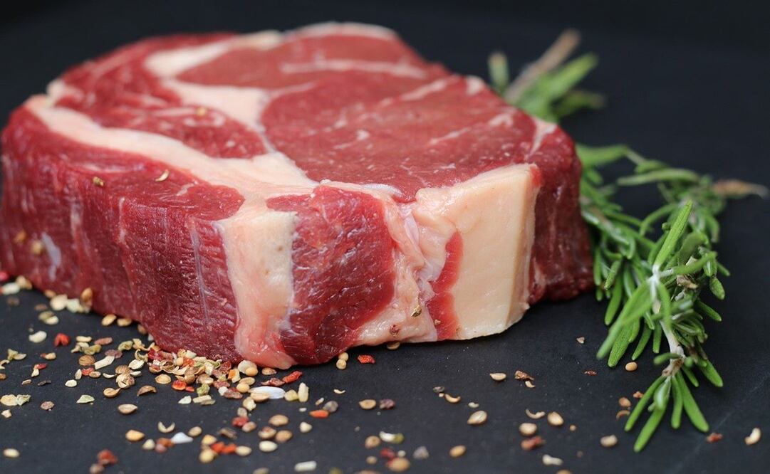 Reposa la carne a temperatura ambiente al menos media hora antes de asar Foto: Pixabay / tomwieden