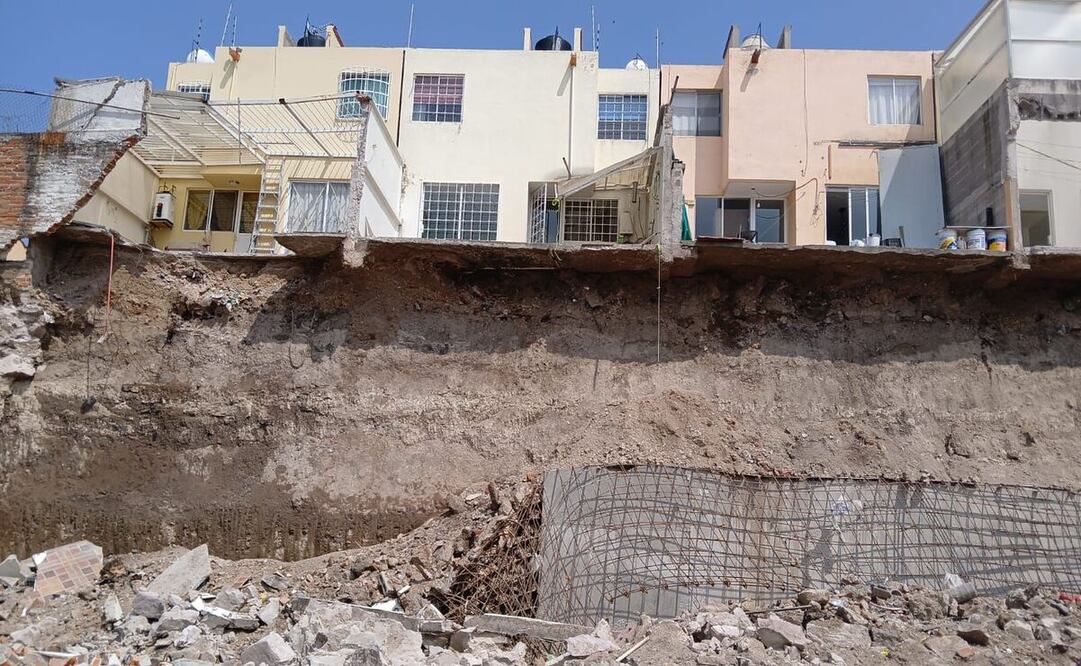 Por el derrumbe, al menos cuatro patios traseros de las casas quedaron en un voladero. Foto: Especial