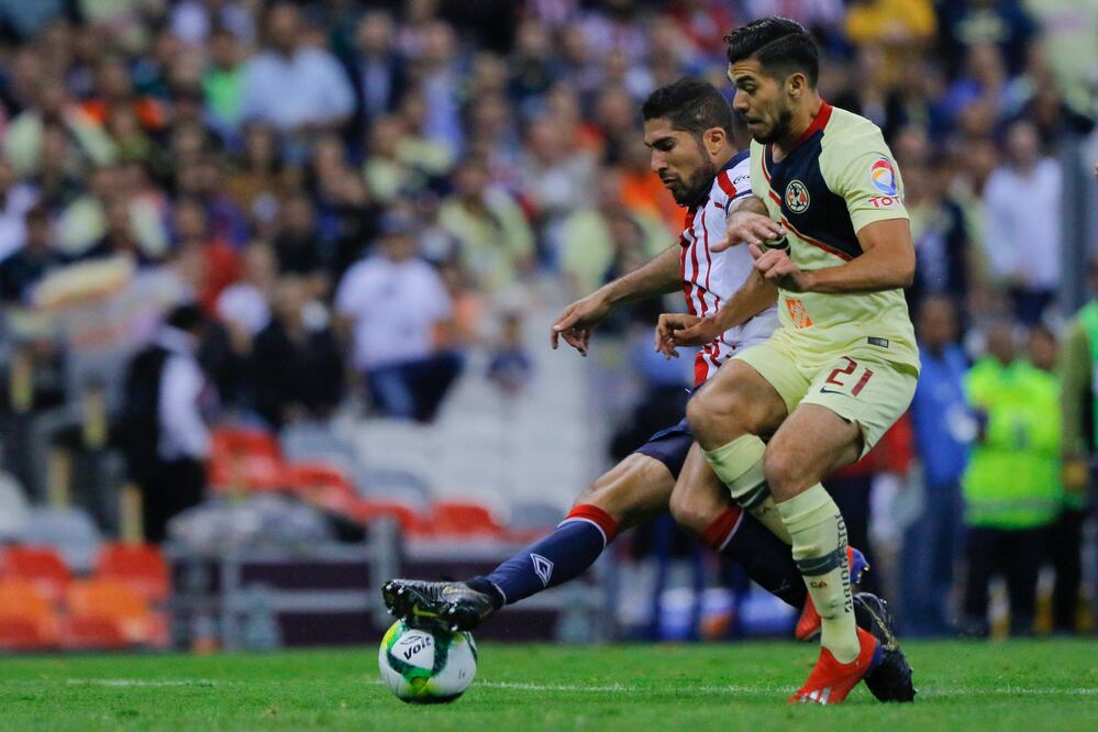 Jair Pereira y Henry Martin durante el Clásico Nacional en la Copa MX. FOTO/IMAGO7