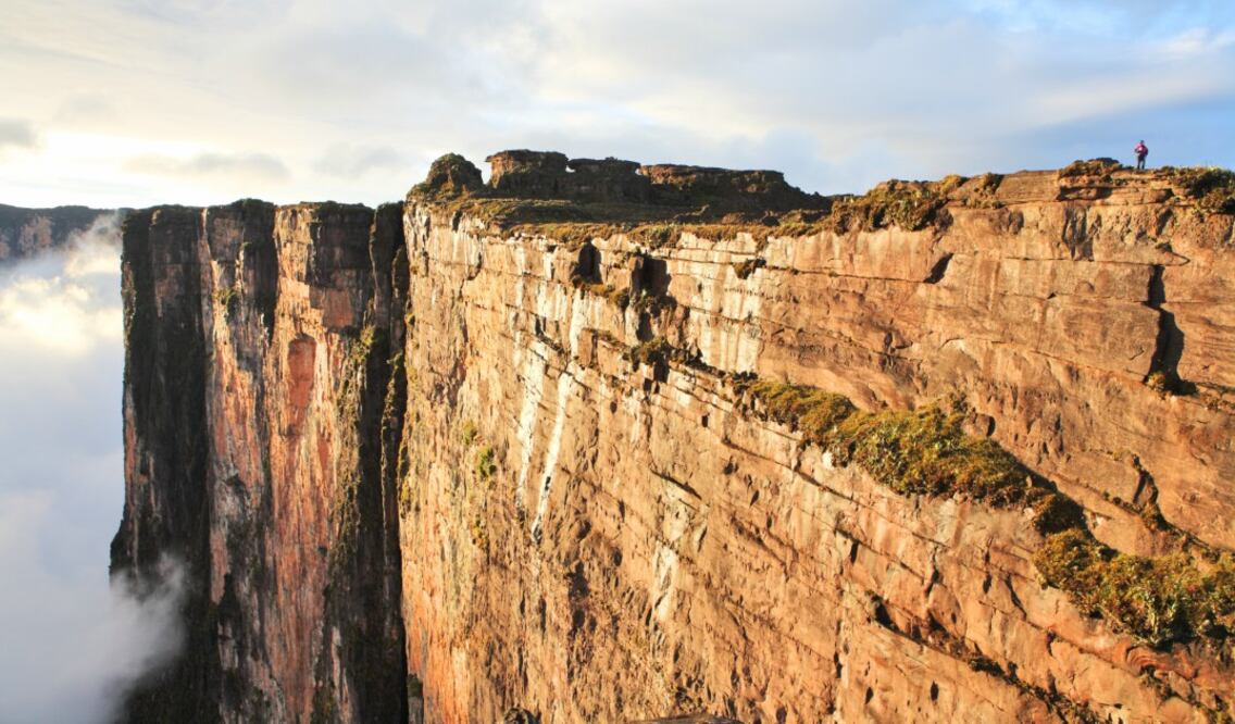Un tepuy es una montaña de cumbre relativamente aplanada, una de las más antiguas del planeta. (Foto: Istock)