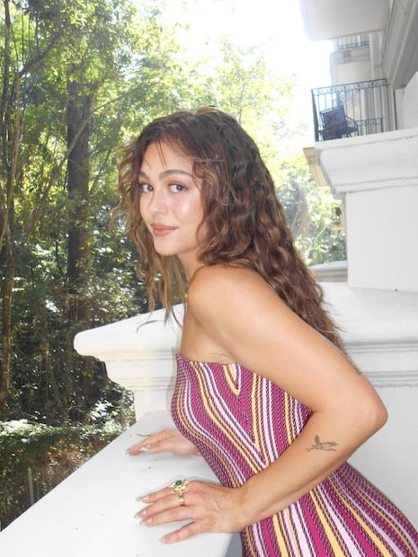 Ondas suaves, volumen natural y un acabado relajado. Foto: Instagram @mika.abdalla