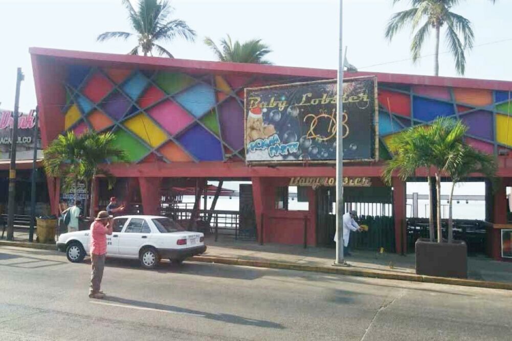 Peritos de la fiscalía de Guerrero iniciaron las indagatorias por el homicid io de un turista extranjero en un bar de Acapulco. (NOTIMEX)