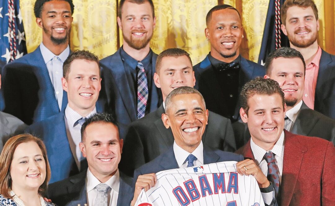 El presidente Obama posó con los Cubs y una playera perzonalizada. (PABLO MARTÍNEZ MONSIVÁIS)