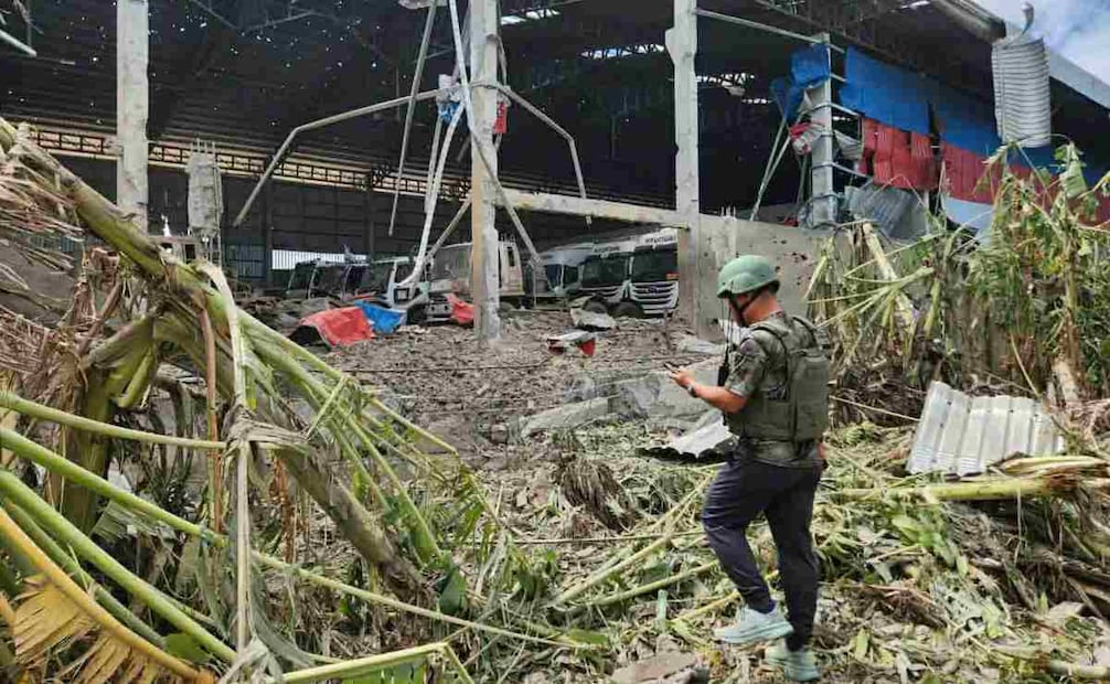 En esta foto difundida por Agence Kampuchea Press (AKP), se ve un edificio de distracción después de un bombardeo tailandés en la ciudad de Poipet, provincia de Banteay Meanchey, Camboya, el jueves 18 de diciembre de 2025. Foto: AP