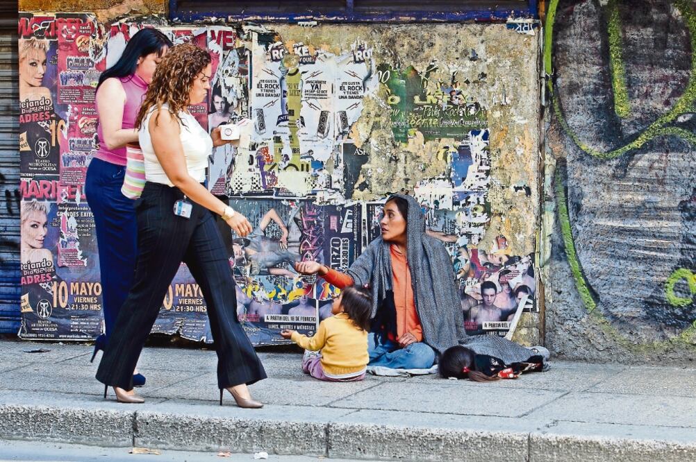De acuerdo con el IDIC, las bajas prestaciones sociales y remuneraciones impiden reducir los niveles de pobreza en México. (ARCHIVO EL UNIVERSAL)