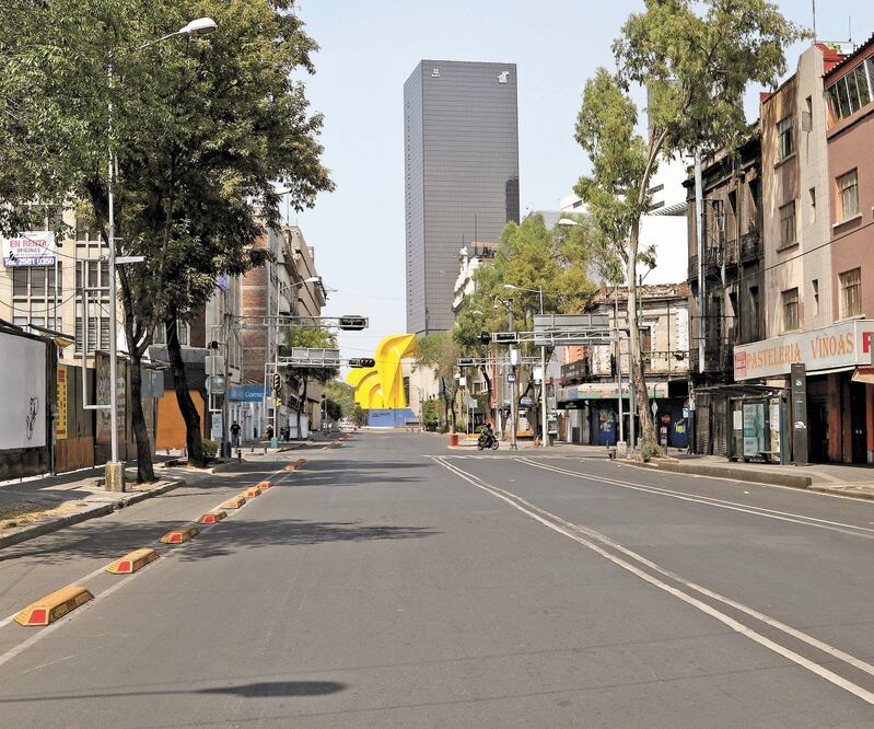 Ante las advertencias de las autoridades capitalinas y federales de no salir a la calle a menos de que sea imprescindible, los capitalinos permanecieron ayer en sus casas para evitar contagiarse de coronavirus, razón por la que las vialidades de la Ciudad