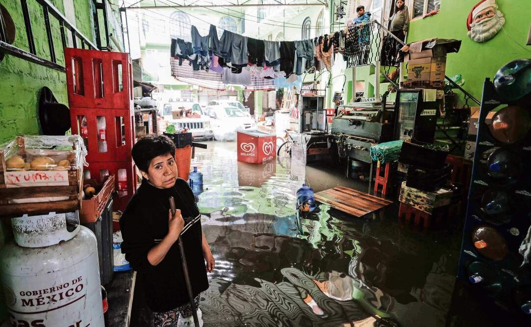 Tras la fuerte lluvia, la señora Emma Cano contó que se echó a perder “todo lo que puedas imaginar”, desde su cama, refrigerador, hasta la parrilla con la que vende tacos. Foto: Diego Simón Sánchez / EL UNIVERSAL
