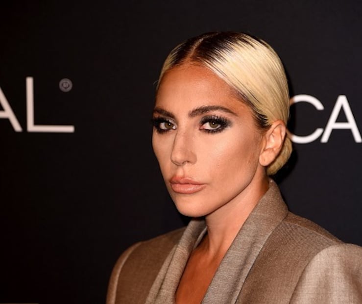 Lady Gaga arrasa en las redes sociales con un tuxedo holgado