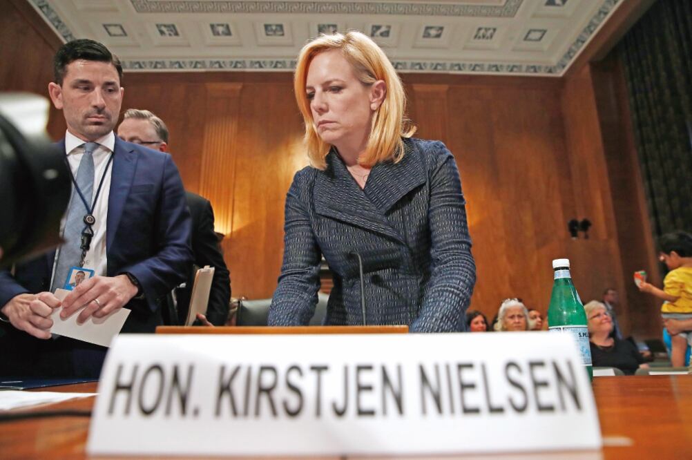 Comparecencia. La secretaria de Seguridad Nacional Kirstjen Nielsen defendió ayer la política migratoria de EU ante el Comité de Seguridad del Senado. (JACQUELYN MARTIN. AP)