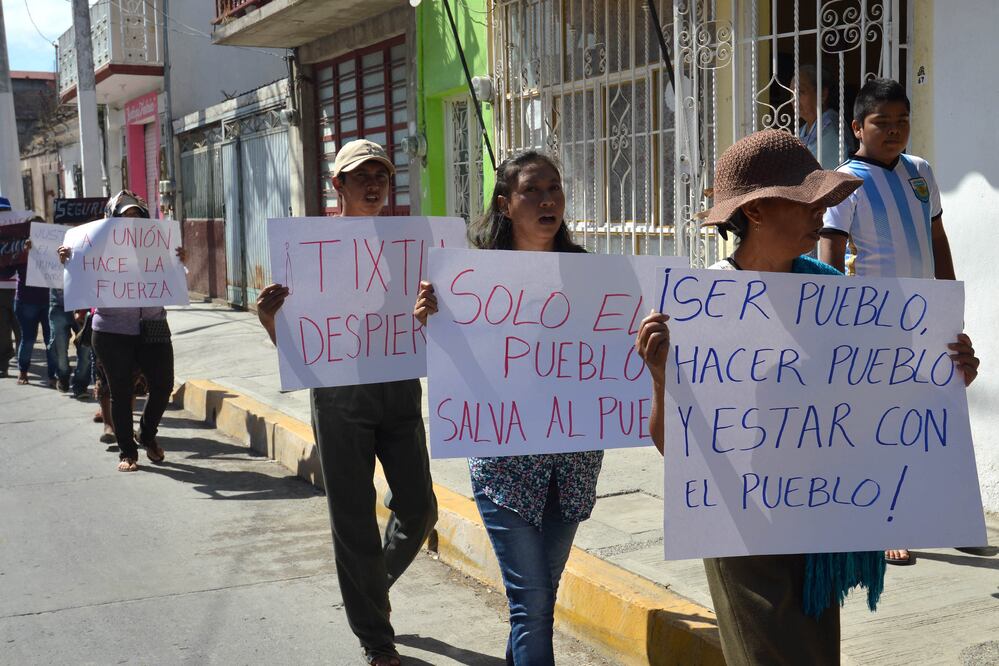 La marcha se llevó a cabo desde el arco ubicado en la entrada de Tixtla hacia el zócalo (FOTO: JOSÉ HERNÁNDEZ)