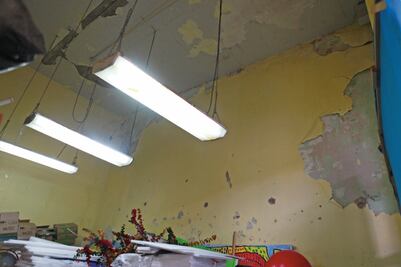 Atención “extraordinaria” a escuela donde llevan cascos