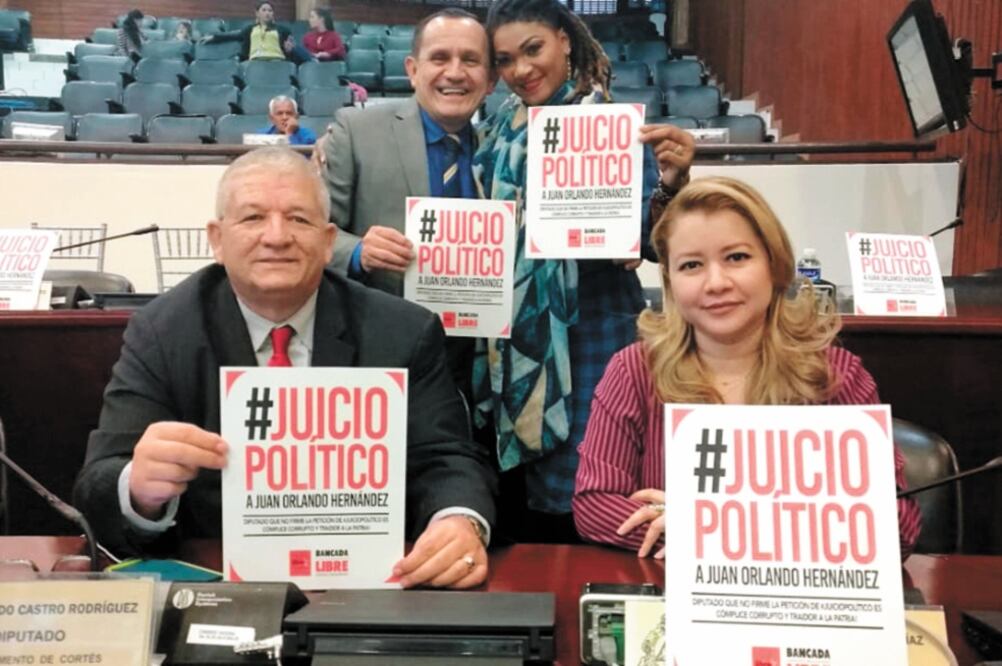 Con pancartas, legisladores hondureños exigen que el presidente Juan Orlando Hernández tenga un juicio político en su contra. Foto: TOMADA DE TWITTER