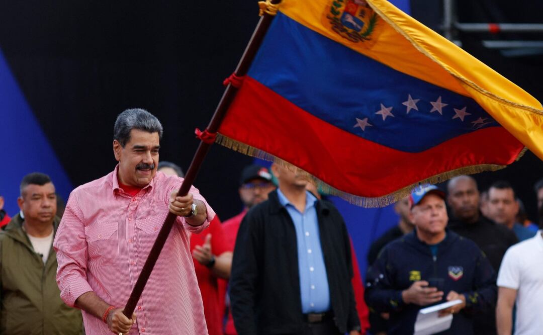 El presidente de Venezuela, Nicolás Maduro, ondea una bandera venezolana durante una manifestación por la toma de posesión de los comités bolivarianos en Caracas el 15 de noviembre de 2025. Foto: AFP