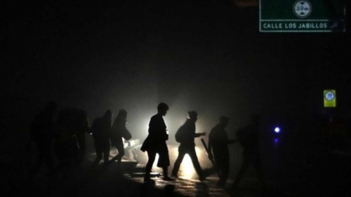 EPA El corte de energía afecta al transporte público, como el metro, por lo que muchos caraqueños debieron caminar varios kilómetros para llegar a sus casas el jueves.